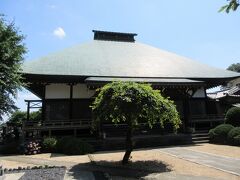 時の鐘から300mほど北にある浄安寺。
500年ほどの歴史があり、墓地はとても広く、境内には桜や枝垂れ桜の大木が何本も植えられています。本堂の裏には、江戸時代後期の儒学者で藩校・遷喬館を開いた児玉南柯や岩槻藩初代藩主高力清長の墓、家康の６男・忠輝の子徳松丸とその母見性院の墓や供養塔があり、歴史を感じることができました。