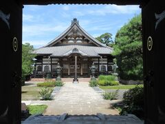 人形博物館前の路地を入った突き当りに建つ大龍寺。
岩槻藩主・青山忠俊によって開基された寺です。大通りから離れたところに建っているので、静かで落ち着きが感じられました。