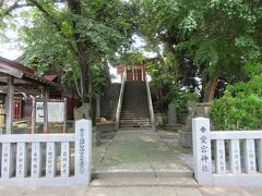 大龍寺近くに建つ愛宕神社。
かつては火防の神として信仰され、最近では進学、就職の御利益があると信じられています。戦国時代から江戸時代にかけて、城下町として発展した岩槻城と城下町は、大構と言われる8㎞程の土塁と堀に囲まれていたそうです。昭和になり大構は切り崩され、その姿を失ってしまったようですが、愛宕神社は大構の上に鎮座していることから、神社裏の森のような場所に大構の一部が見られました。
拝殿下の階段横には、現在の拝殿が建つ前に建っていた拝殿が大切に保存されています。