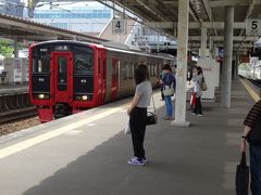 　快速電車で香椎駅へと運ばれます。
　「区間快速」ではなく、全区間を「快速」として走る列車は、コロナ禍減便で多くが運休になっていました。６月１日には通常ダイヤに戻り、乗客も戻ってきたように見えます。
