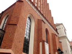 ワルシャワ聖ヨハネ大聖堂。
14世紀に建てられ、「ワルシャワで最も古い教会」とされていることで有名ですが、やはり戦禍の犠牲となって再建されています。