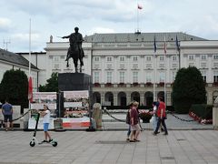 ワルシャワ大統領宮殿（Presidential Palace, Warsaw）と英雄ユーゼフ・ポニャトフスキ像（Monument of Józef Poniatowski）
ユーゼフ・ポニャトフスキはポーランド・リトアニア共和国の貴族、オーストリア軍の将校、のちナポレオン1世の下で将軍として活躍し元帥となりました。
