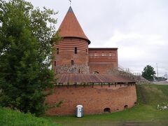 カウナス城。

リトアニアで最初にできた石造りの城で，ドイツ騎士団の侵略を防ぐ目的で建てられました．1362年に外側と内側の壁そして2つの塔が造られました．城は堀と2列の壁で守られていたそうです．

