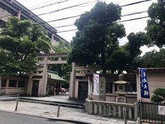 御堂筋線本町駅から徒歩で坐摩神社へ。
全国的にも珍しい三ツ鳥居。


坐摩大神(いかすりのおおかみ)は5柱の総称
生井神(いくいのかみ) 
福井神(さくいのかみ) 
綱長井神(つながいのかみ) 
阿須波神(あすはのかみ) 
波比岐神(はひきのかみ)
御神徳
住居守護・旅行安全・安産守護
