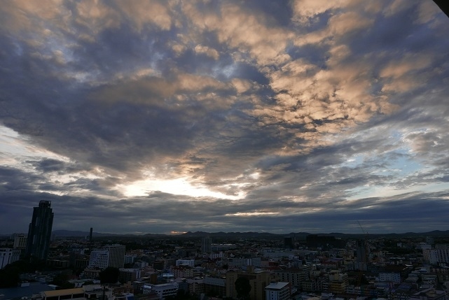 7月1日　6：08<br />コロナ規制が緩む朝の雲は不吉の空か？