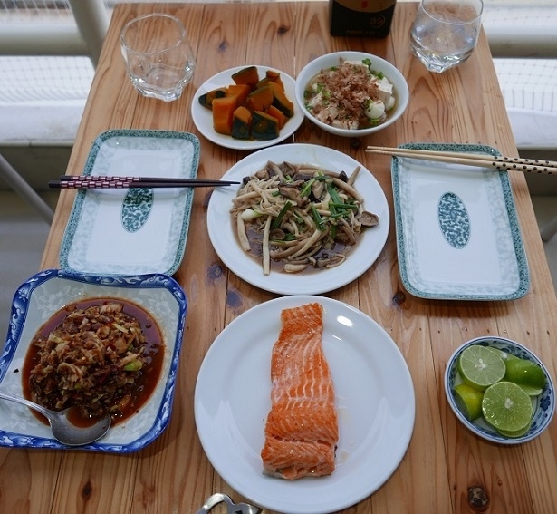 1日　18：22　<br />夕食はスッカワディーの火災を気にしながらの夕食。<br />焼きサーモン　？　キノコ炒め　煮カボチャ　ゲンチュー豆腐　