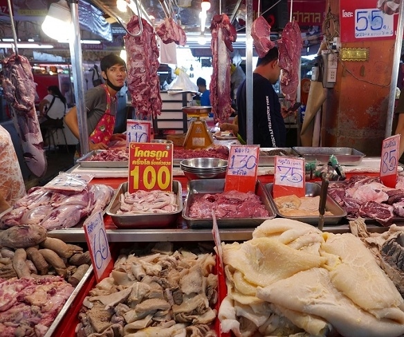 2日　9：04　<br />お気に入りのラッタナコーン市場で買い物．．．（牛肉店が5カ所有り）．．．タイでは牛肉店と豚肉店、鶏肉店は一緒の店ではありません、したがってこの市場では豚肉店は10カ所ほどあり、又鶏肉店は6カ所ほどあります。<br />