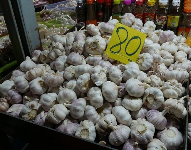 【ラッタナコーン市場】<br /><br />ニンニク2Ｋｇ　お買い上げ～　　160Ｂ　≒　550円