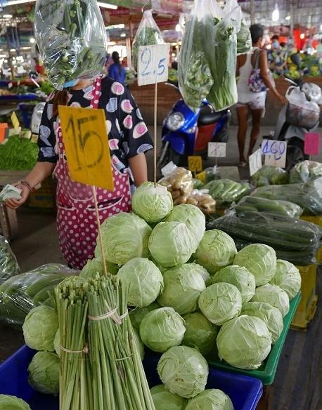 【ラッタナコーン市場】<br /><br />キャベツ　お買い上げ～