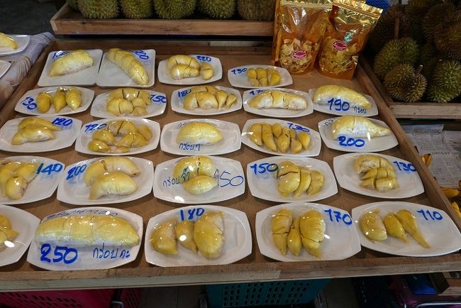 【ラッタナコーン市場】<br /><br />ドリアン　熟れ過ぎ（オレンジ色）は値引きしてるが臭くて食べれんだろう、でも人それぞれだよね。