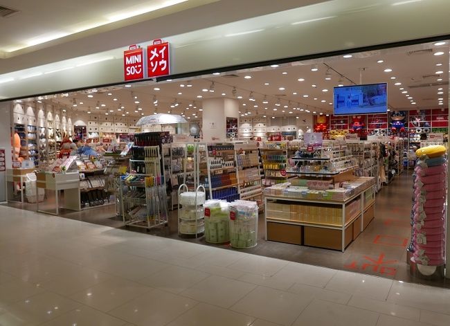 【ロイヤルガーデン】<br /><br />上記の近く（2階）にメイソウがありますが以前はそこそこお客が入っていましたがセンタンにも出来ましたのでお客はガラガラです。