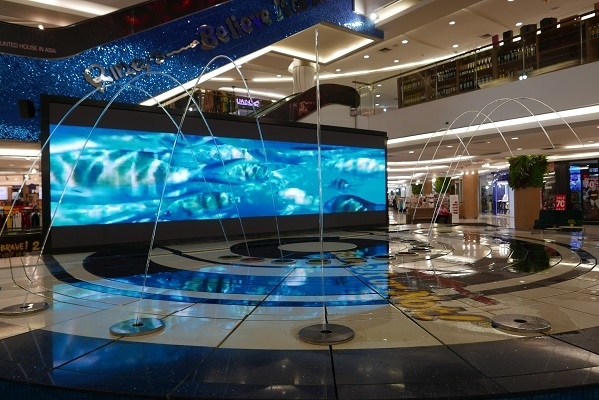 【ロイヤルガーデン】<br /><br />1階の噴水のある所にも人はいません。