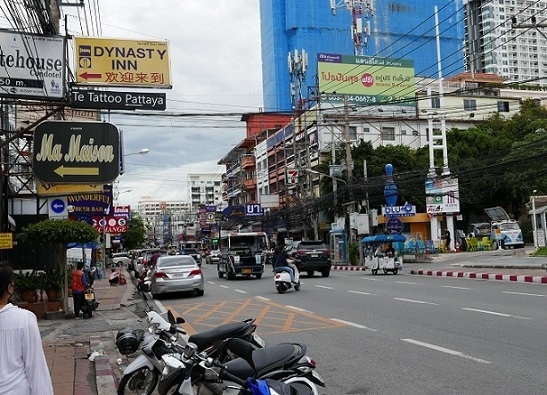 ロイヤルガーデンから久しぶりにセカンドロードを歩いて帰りますがシャッターが降りている所が多く人通りも少ない。