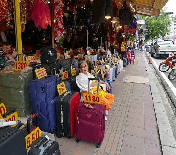 マイクショッピング近くのカバン店のおばあちゃん何時も店番しています．．．一休には特別に値引きしてくれますよ。