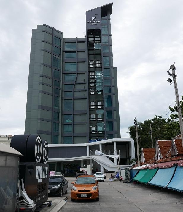 マイクショッピング改装済？．．．３階からがホテルになるそうです。<br />右手の果物店はコロナの影響で営業していません．．．タイ人はここでは果物は買いません．．．ビックリ価格．．．しかし良い品を揃えている。