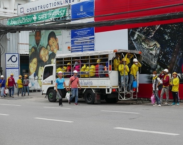 コンドミニアムで働く労働者の帰宅、今日は16:43分。<br />