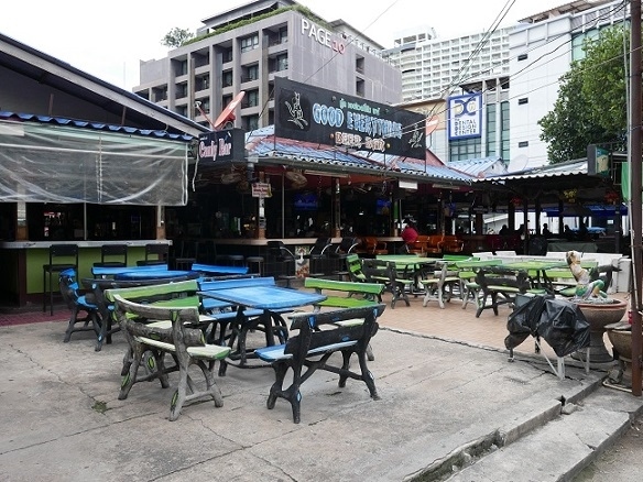 ソイ10のバービア街３店舗ほど営業していますが女性が少なくて店内も暗い。