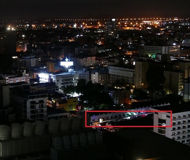 ソイニュープラザ通り　ここも数店舗だけ明かりが見えます。