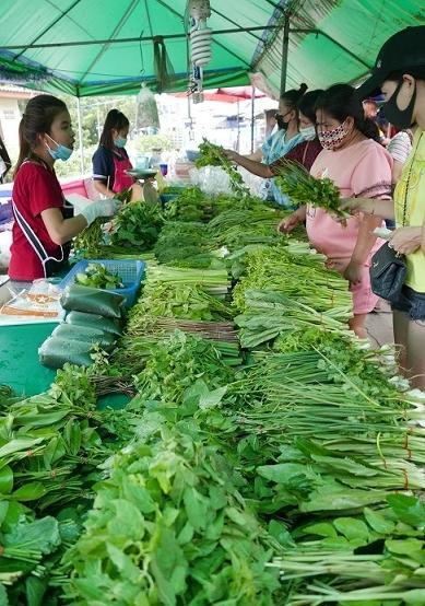 【クロムティーディン市場】<br /><br />野菜を売る店は多いです。