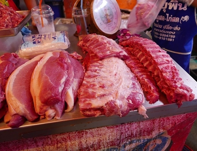 【クロムティーディン市場】<br /><br />気に入ったのは豚肉店、いかにも新鮮、そして豚が大きいようだ。