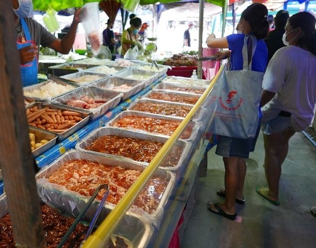 【クロムティーディン市場】<br /><br />惣菜店もあります。