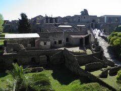 イタリア・ナポリ近郊にあった古代都市が、紀元79年のヴェスヴィオ火山噴火による火砕流によって、一瞬にして地中に埋もれた遺跡として有名な・ポンペイ遺跡。