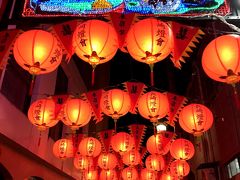 昼間に見た中華街の提灯にも灯りが灯されました。
すごい人出です。
バスガイドさんによると、今年は例年と比べてこれでも少ない人出だそうです。