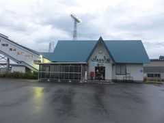 これが県庁所在地のターミナル駅です！
連絡通路工事のためもうじき解体となるらしいけど。東口はもっとちゃんとしてます。