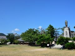 ●萩博物館

まず最初に向かったのは、市街地の西側にある「萩博物館」のあたり。
ここにある駐車場（有料）に車を止めると、昭和初期の内閣総理大臣で、ここ萩出身の田中義一の像がお出迎え。