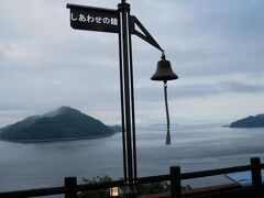 島のちょっといいホテル清風館
数日前に出来たしあわせの鐘
恥ずかしいけど
鳴らしてごらんなさいよ、と
鐘は手前に引いて鳴らすといいと
なるほど
そっちの方が力が入るかも
く