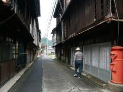 木江の街
木造の三階建て立派な建築だ
このあたりは遊廓だったところ
そんな雰囲気が漂う
こういう街並みも今や希少
旦那は歩くのがホント早いんだよな