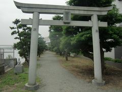 国道16号線を挟んで瀬戸神社に対面して琵琶島神社が建っている。