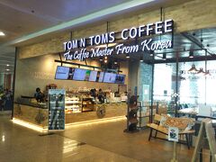 TOM N TOMS COFFEE

韓国の有名なカフェチェーンらしいです。
んーお洒落だ。

国内線には他にも韓国系のお店が何軒か入ってました。