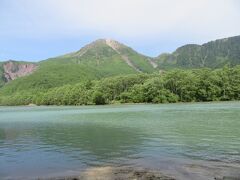 大正池です。
正面の山は焼岳です。
