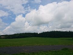 その後は、富士山の西側を走ります。

お腹がすいてきたので「道の駅朝霧高原」で休憩。

広い敷地の中に、ドローン練習場や飲食店・土産物屋などがある気持ちの良い道の駅です。