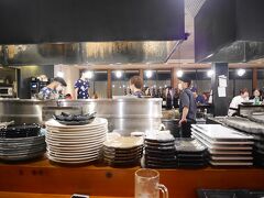 晩ご飯は、当日電話で予約した居酒屋「にじいろ」へ。
ネットを見て、雰囲気がよさそうだったので決めたのですが大正解でした。

店の真ん中にオープンキッチンがあり、店のスタッフがキビキビを動いていて活気があります。
それも味のうち。