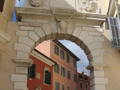 バルビ門 "Balbi's Arch"

かつて城壁で囲まれていた旧市街への入口でした。

1678～1679年(ヴェネツィア共和国時代)に建造されたため
「有翼の獅子(翼のあるライオン)」とバルビ家の紋章が
レリーフで描かれています。