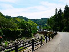 ３日目は、まず花沢の里へ。
焼津駅から車で１０分くらいの距離なのに、自然を感じられる山里です。
無料駐車場に停めて、片道２０分くらい川沿いを歩きます。

特に何もありませんが、懐かしい日本の景色がありほっこりします。