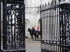 10:00 2 mounted sentries Changing on Whitehall
騎兵が準備している