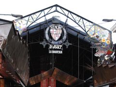 2日目は朝から雨。
午前中は別途申し込んでいた半日バルセロナ市内観光へ。
集合場所へ向かう前に少し時間があったのでブケリア市場をグルリ。