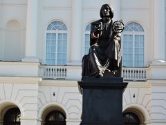 コペルニクスの像（Nicolas Copernicus Monument）
右手にコンパス、左手に天球儀を持って空を見つめているようです。