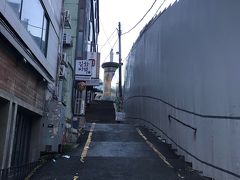 5:21
グッドモーニングです
朝から何やら市の職員さんらしき人たちがあちこちの道路にドブに薬剤を自動噴霧器で巻きまくっておられました。そのせいで町中、薬剤の匂いが漂っています。
ドブが（昔の日本のように剥き出しなので）虫が湧くのでしょうか？