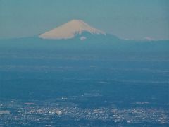 08：27　懐かしい富士山が見えます。　
08：50　定刻より１時間近く遅れて成田着。