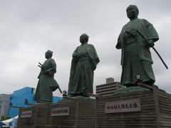 高知駅まで戻りました。こちらは、有名な方々の像たち。
日本史選択ではないので説明はできません。。。
が、左から武市半平太・坂本龍馬・中岡慎太郎です。敬称略ですみません。