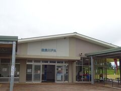 京都縦貫道をすいすい北上して由良川PAにて休憩。いつもは味夢の里ぐらいしか立ち寄らないから初めましてのPAです。数台見かけた車は意外にも、関西圏以外のナンバーでした。