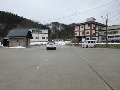 羽根沢温泉に着きました．広い駐車場があります．おの奥に与蔵峠へ続く羽根沢林道があります．