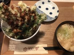 温泉街の散策の前にお昼ご飯です。
温泉街にある伊豆の華でいただきました。