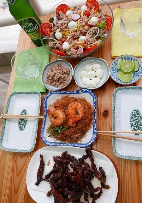 ５日　　夕食<br />天日干し牛肉揚げ　◎<br />クンオップウンセン．．．昨夜の残り　〇<br />ツナサラダ　◎