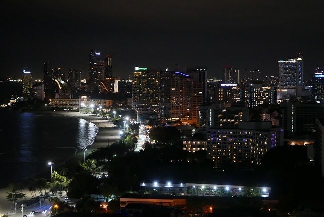 日が暮れてホテル（中級以上）の灯りが多く点いています。
