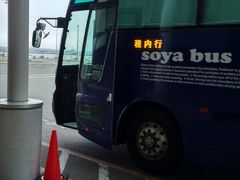 空港到着後、千歳空港温泉で汗を流した後、電車で札幌まで移動し
宗谷バスの夜行バスで稚内に着きました。
朝五時の稚内は7月末とは言え15度を下回っており
とても寒いです。